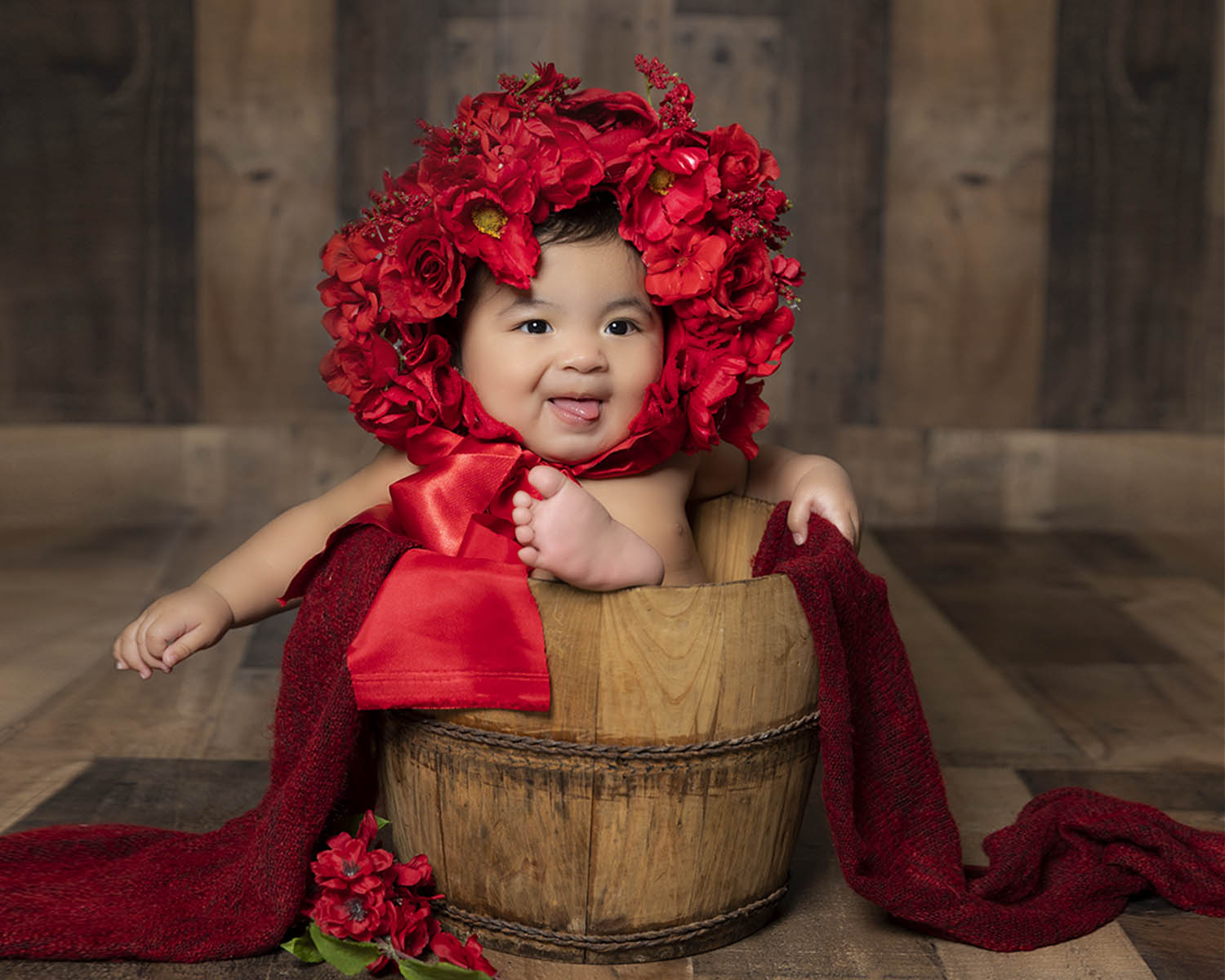 Wood Red Bonnet Theme for Cake Smash - YanetLar Photographer