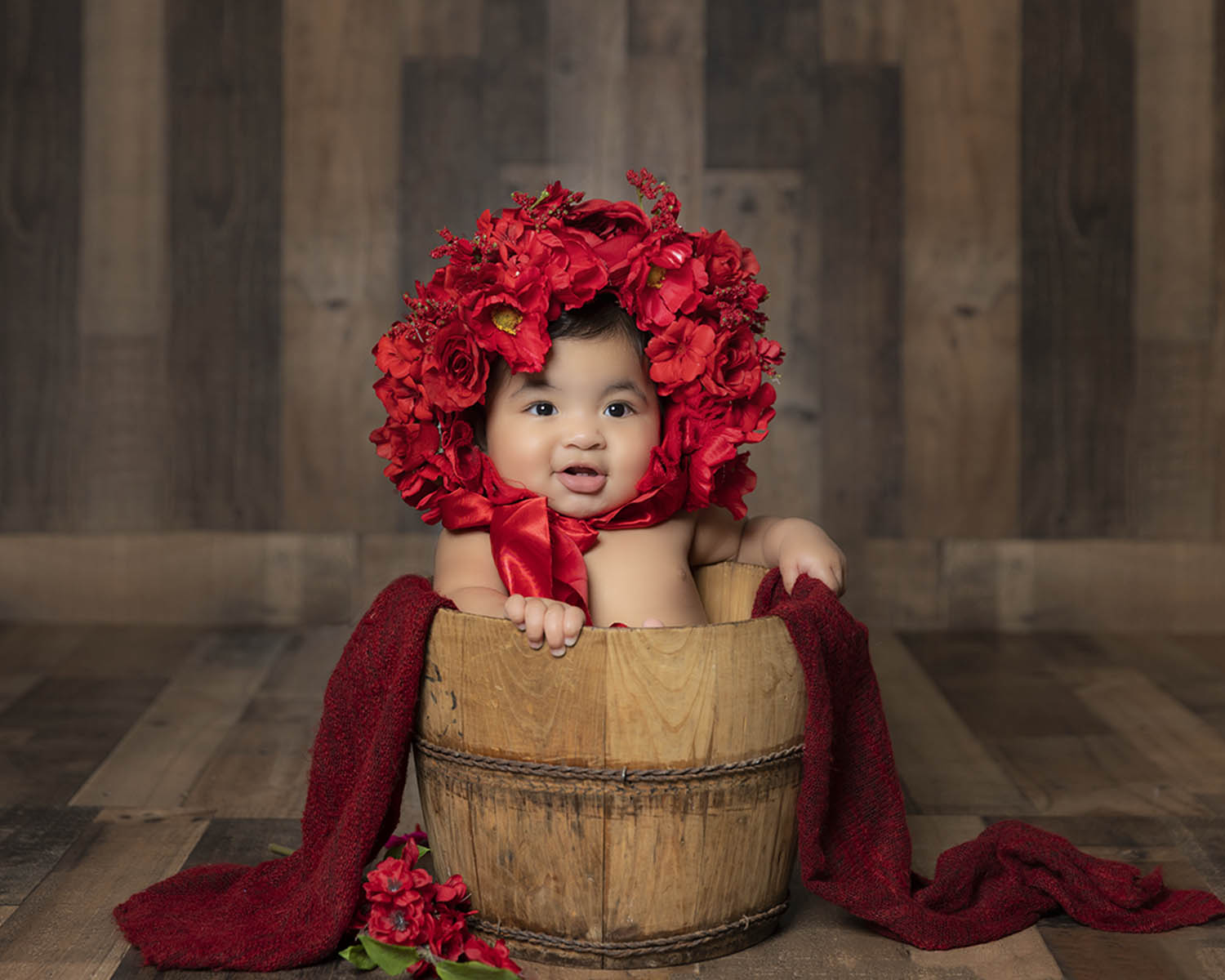 Wood Red Bonnet Theme for Cake Smash - YanetLar Photographer